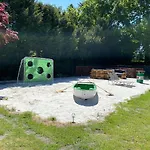 Im Erdgeschoss Mit Eingezaeunten Garten Und Terrasse Апартаменты