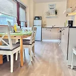 Im Erdgeschoss Mit Eingezaeunten Garten Und Terrasse * Аурих