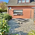 Im Erdgeschoss Mit Eingezaeunten Garten Und Terrasse 아우리흐