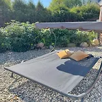 Im Erdgeschoss Mit Eingezaeunten Garten Und Terrasse Апартаменты