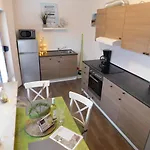Im Erdgeschoss Mit Eingezaeunten Garten Und Terrasse 아파트 *