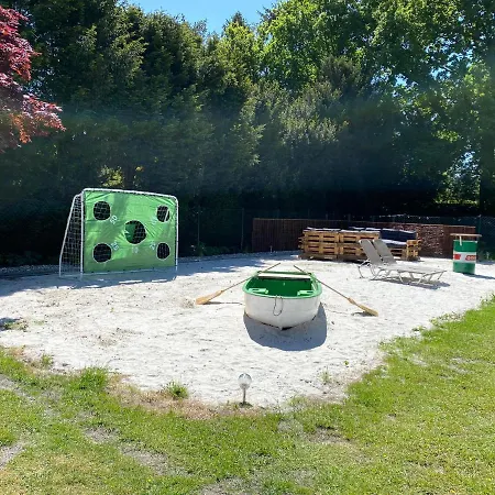 Im Erdgeschoss Mit Eingezaeunten Garten Und Terrasse Apartment