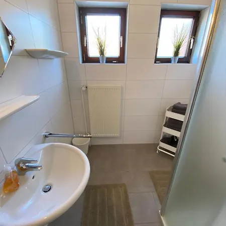 Im Erdgeschoss Mit Eingezaeunten Garten Und Terrasse 아우리흐