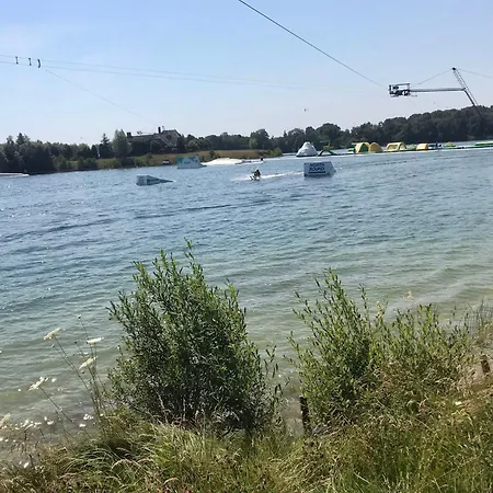 Im Erdgeschoss Mit Eingezaeunten Garten Und Terrasse 아우리흐