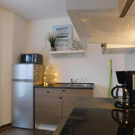 Im Erdgeschoss Mit Eingezaeunten Garten Und Terrasse * 아우리흐