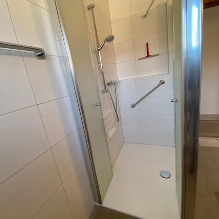 Im Erdgeschoss Mit Eingezaeunten Garten Und Terrasse 아파트 *