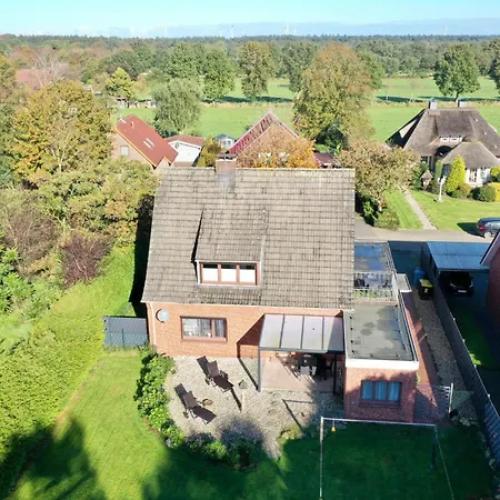 Im Erdgeschoss Mit Eingezaeunten Garten Und Terrasse