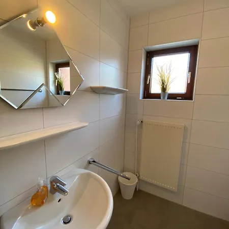 Im Erdgeschoss Mit Eingezaeunten Garten Und Terrasse * 아우리흐