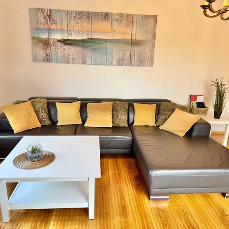 Im Erdgeschoss Mit Eingezaeunten Garten Und Terrasse