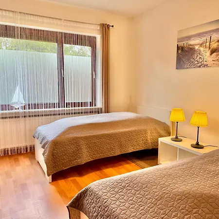 Im Erdgeschoss Mit Eingezaeunten Garten Und Terrasse