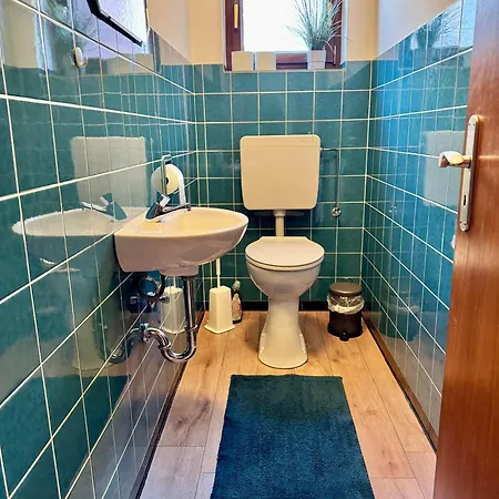 Im Erdgeschoss Mit Eingezaeunten Garten Und Terrasse 아파트 *