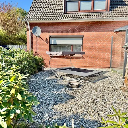 Im Erdgeschoss Mit Eingezaeunten Garten Und Terrasse Aurich