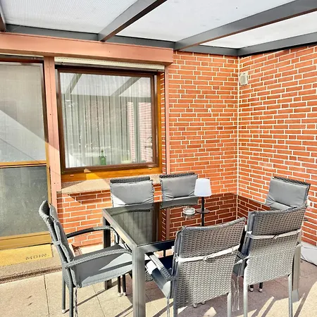 Im Erdgeschoss Mit Eingezaeunten Garten Und Terrasse