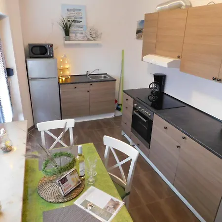 Im Erdgeschoss Mit Eingezaeunten Garten Und Terrasse 아파트 *